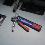 deinberuf24-lokfuehrerin-schluesselanhaenger-stoff-keychain-eisenbahnmotiv-lokomotive-lok-praxisbild-fuehrerstand